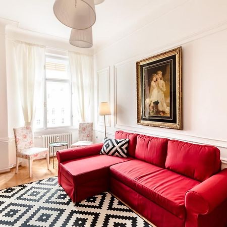 Golden Esthetic With Red Sofa Apartment Budapest Exteriör bild