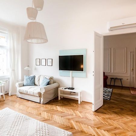 Golden Esthetic With Red Sofa Apartment Budapest Exteriör bild