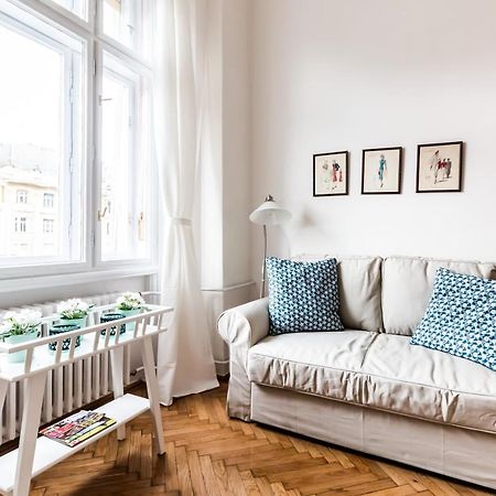 Golden Esthetic With Red Sofa Apartment Budapest Exteriör bild