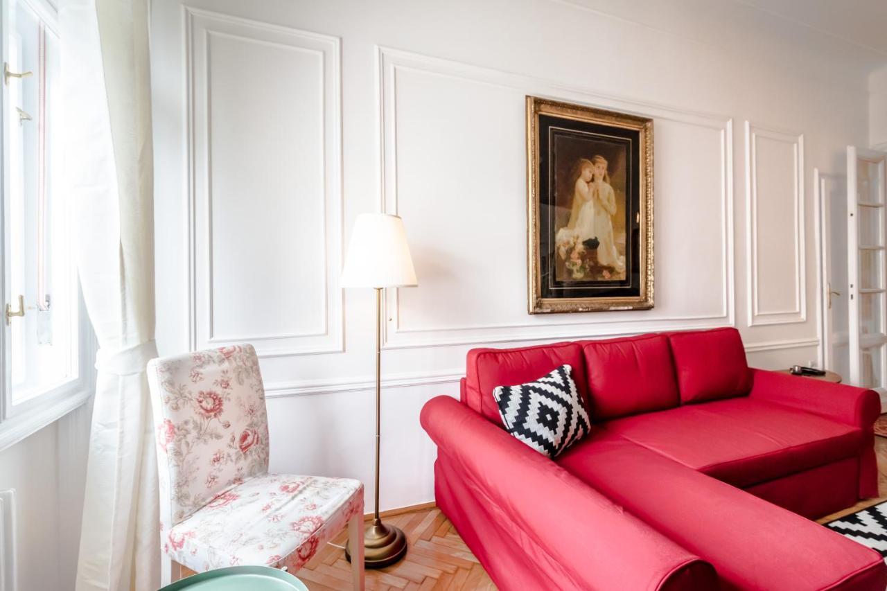 Golden Esthetic With Red Sofa Apartment Budapest Exteriör bild