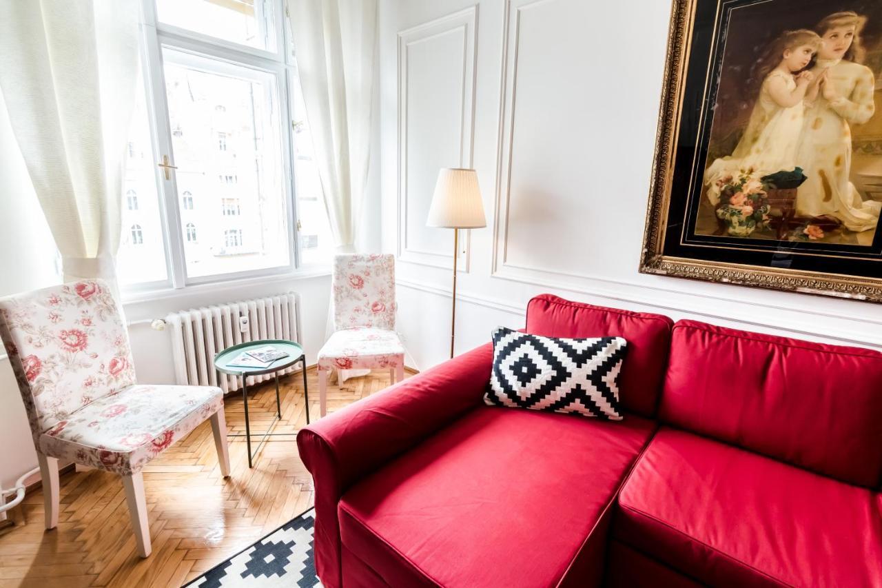 Golden Esthetic With Red Sofa Apartment Budapest Exteriör bild