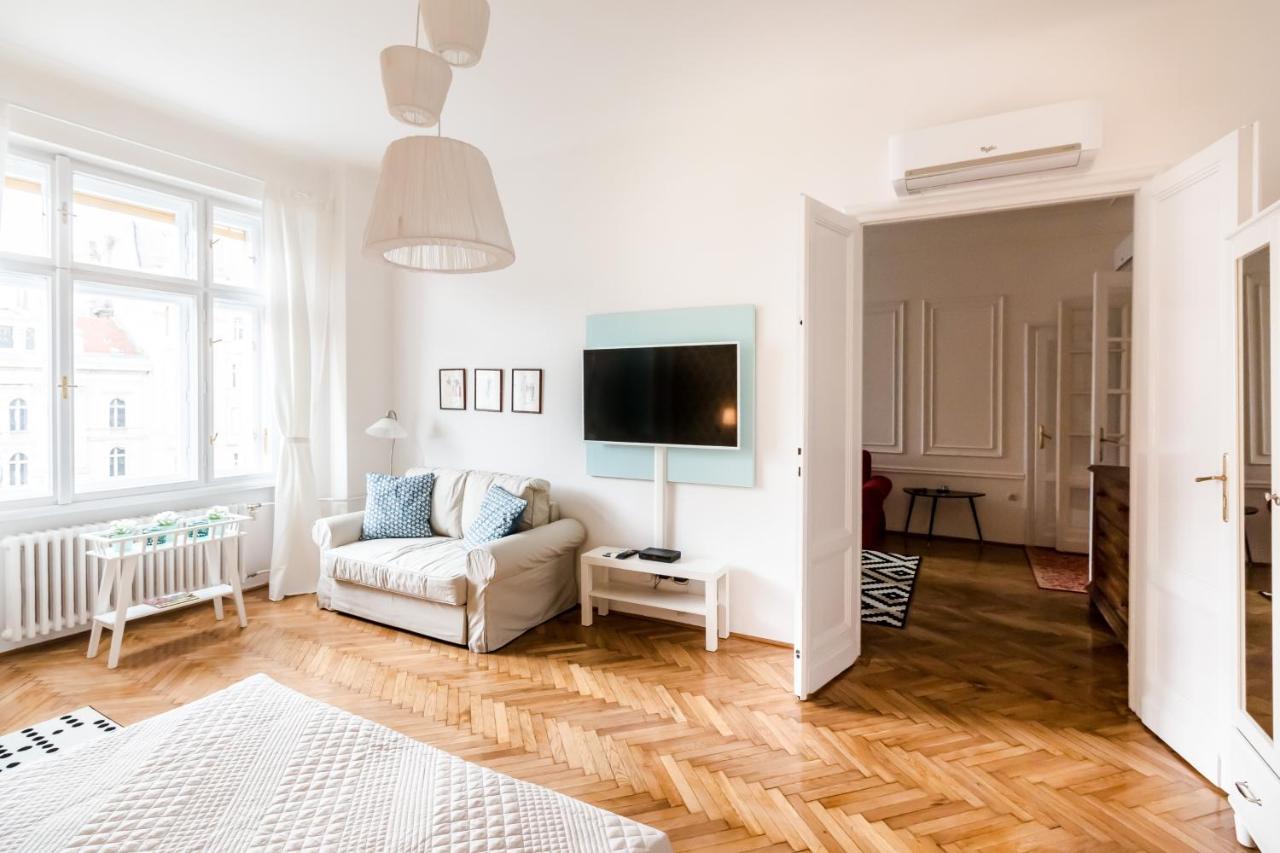 Golden Esthetic With Red Sofa Apartment Budapest Exteriör bild