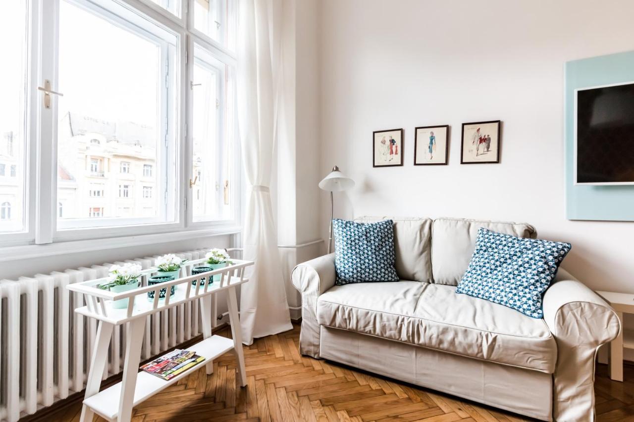 Golden Esthetic With Red Sofa Apartment Budapest Exteriör bild