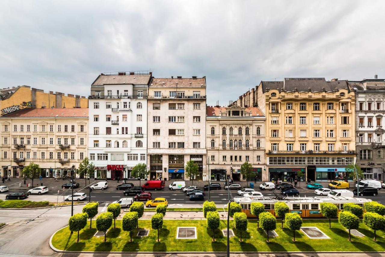 Golden Esthetic With Red Sofa Apartment Budapest Exteriör bild